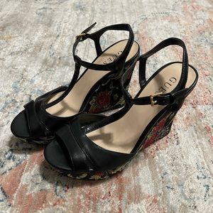 GUESS flowered wedges